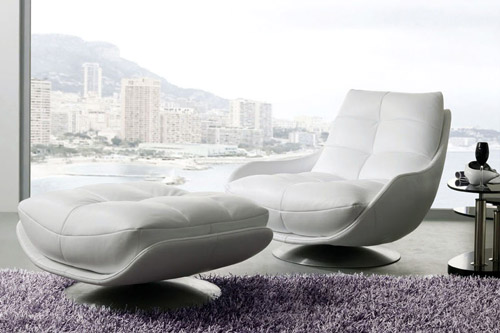 Fauteuil et pouf avec base pivotante